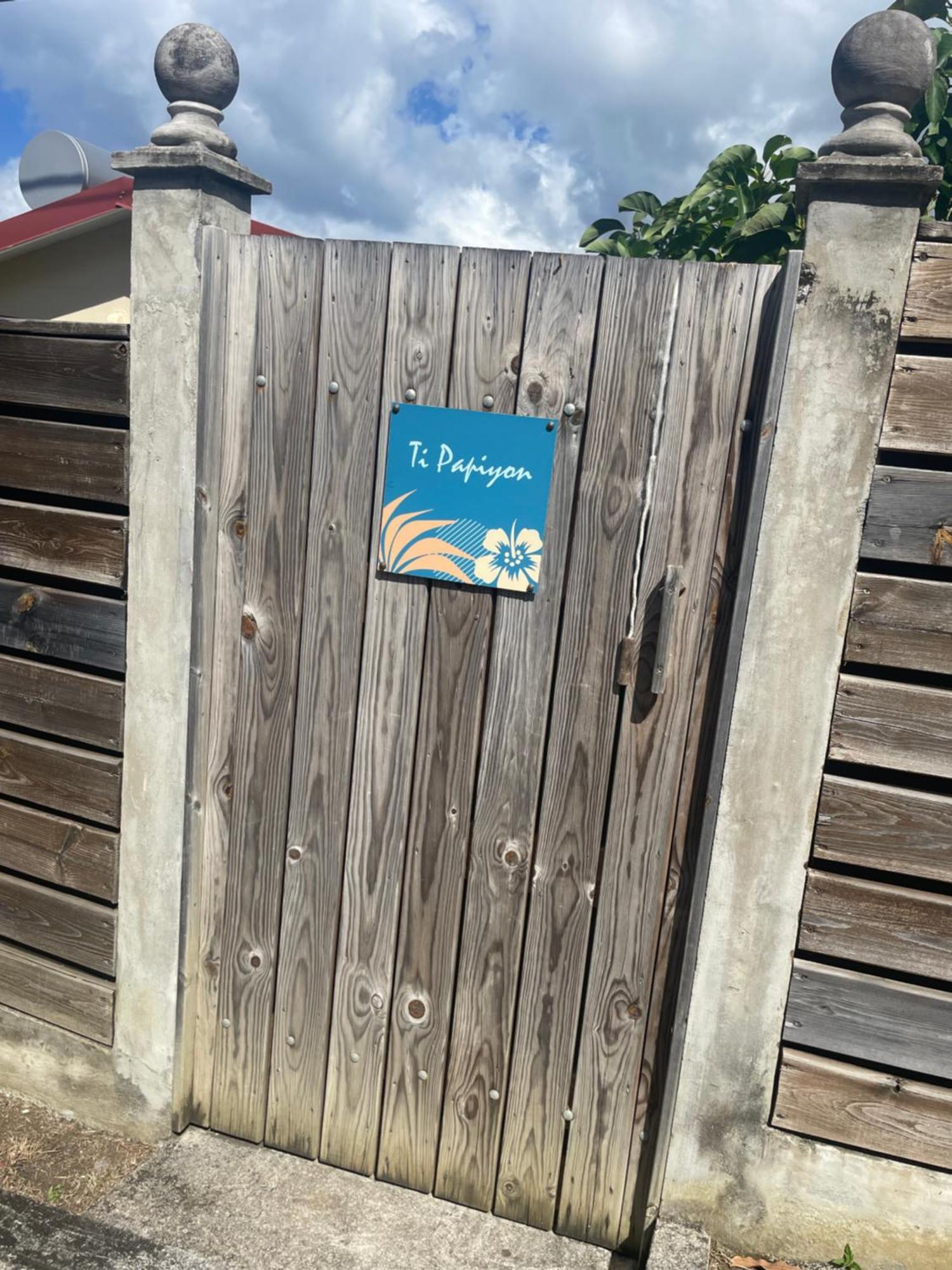 Gite Ti Papiyon Bouillante Esterno foto